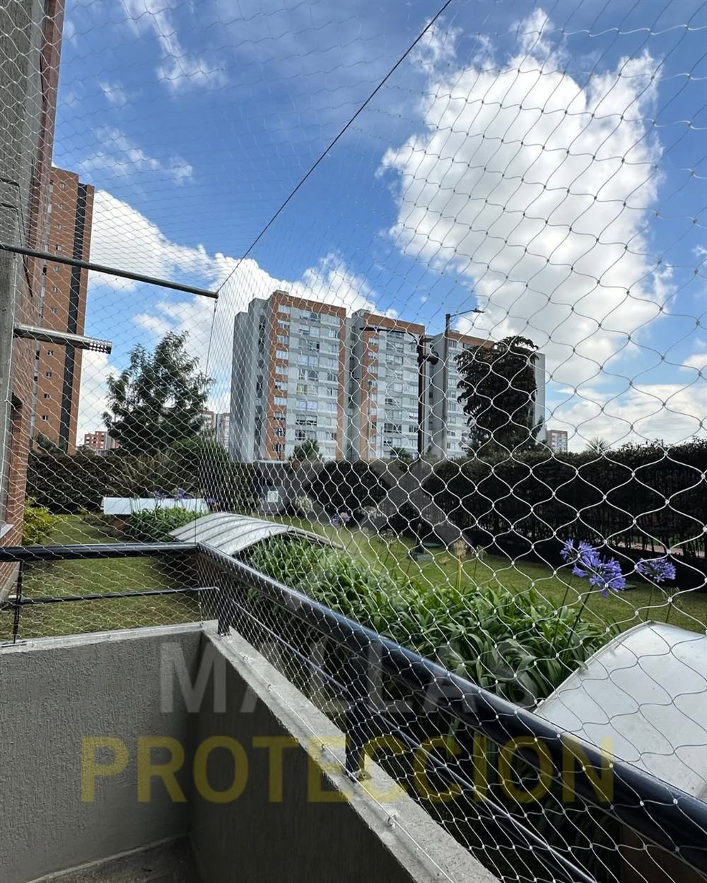 Malla de protección instalada en el barandal de un balcón