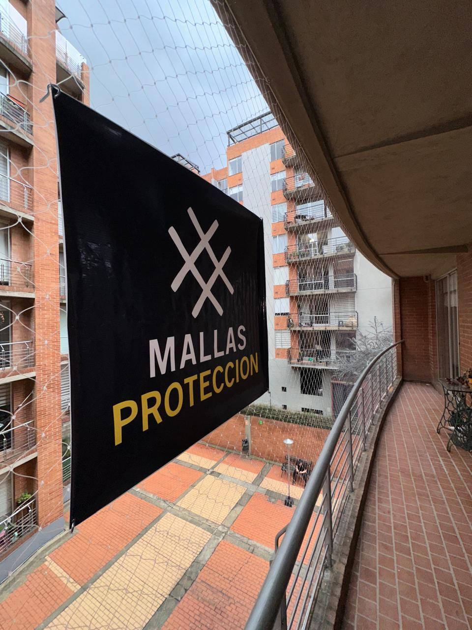Balcón de apartamento con malla de protección instalada, vista desde el interior