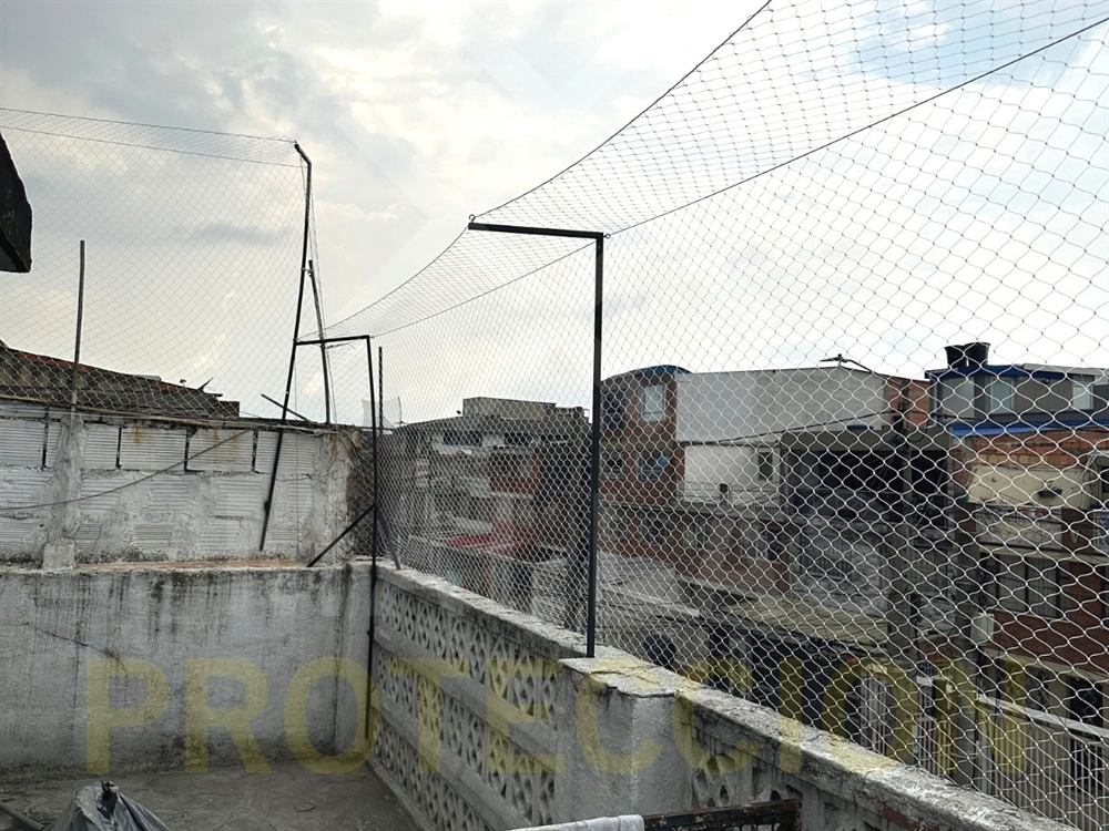 Terraza cerrada con malla de protección en toda su altura